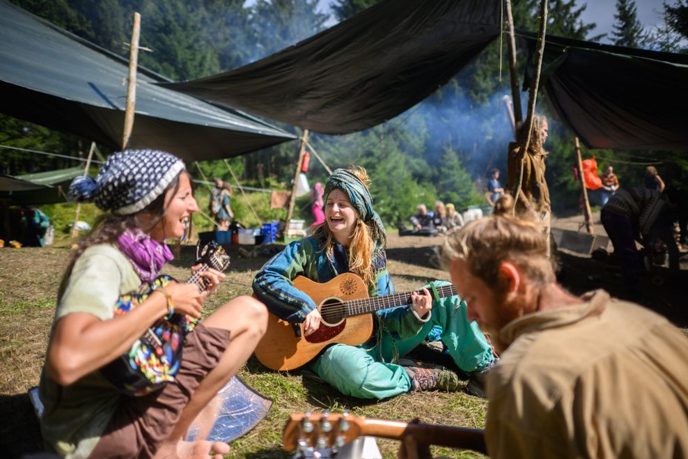 Hippie-Romantik nahe Clausthal-Zellerfeld: Die Rainbow Family kampiert im Harz.