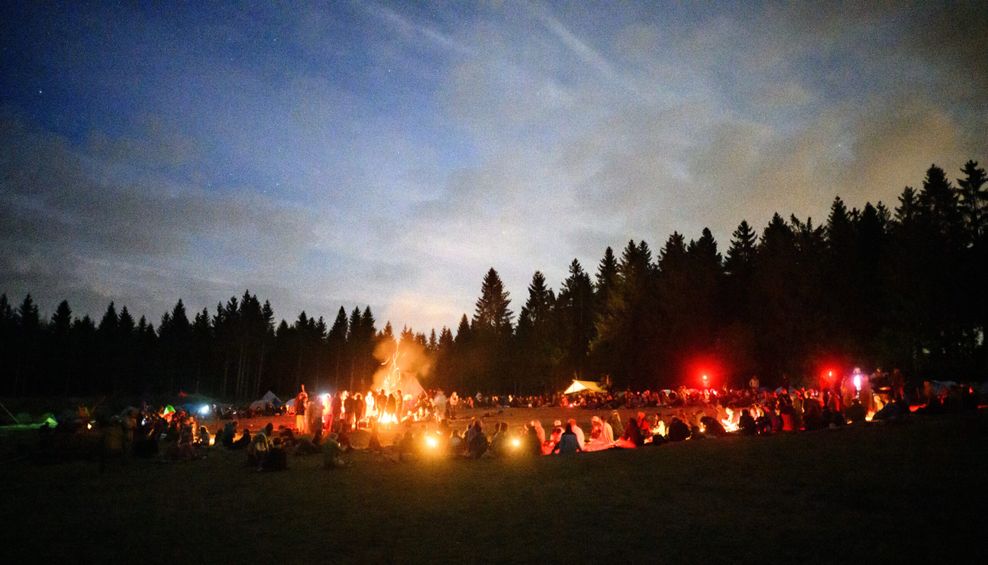 Die Rainbow Family am Lagerfeuer. Den Behörden ist das Camp ein Dorn im Auge – nicht zuletzt wegen der Waldbrandgefahr.