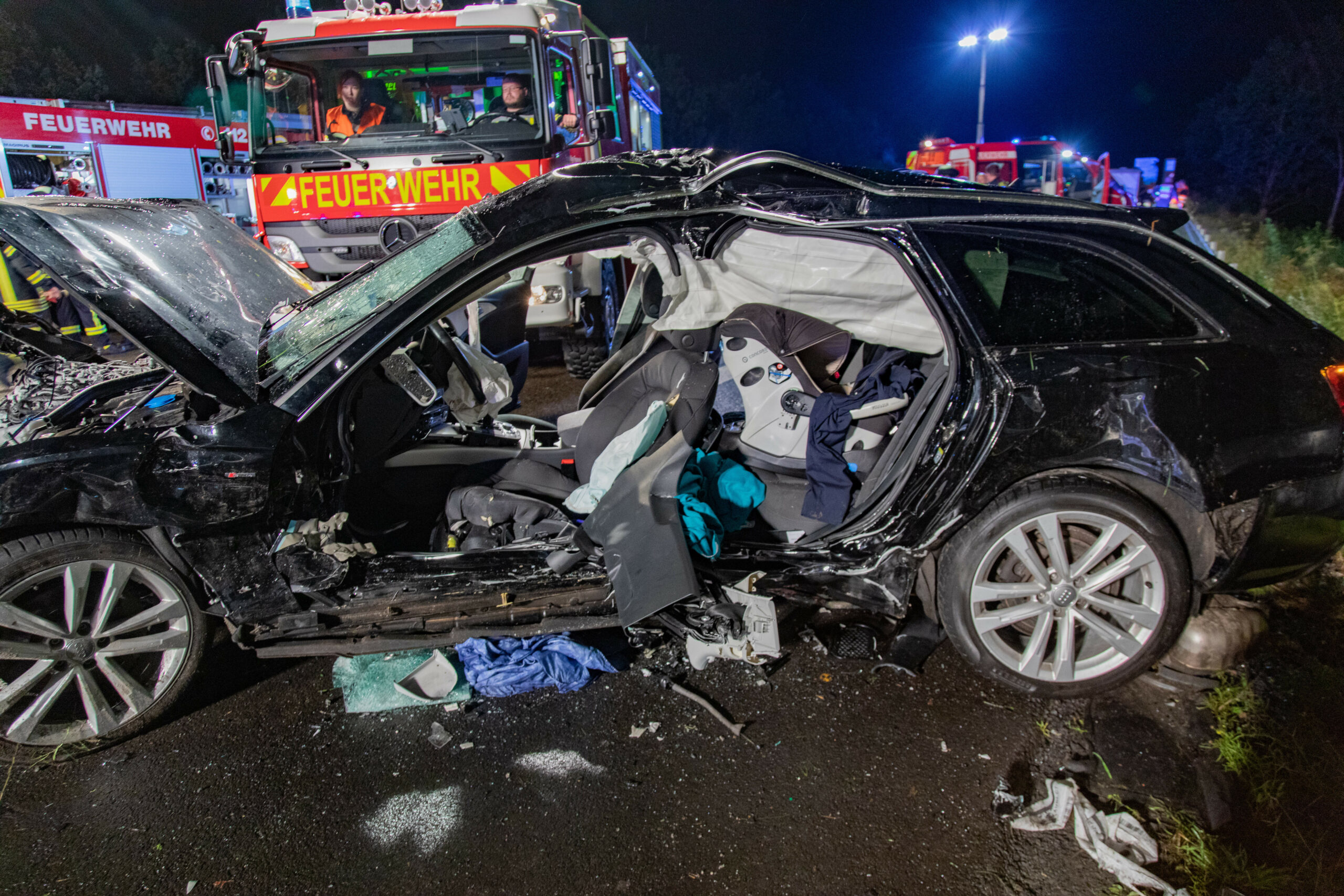 Niederaula: Ein Einsatzfahrzeug der Feuerwehr steht hinter dem Wrack eines zerstörten Audi auf der Autobahn 7 zwischen den Anschlussstellen Niederaula und Hünfeld/Schlitz.