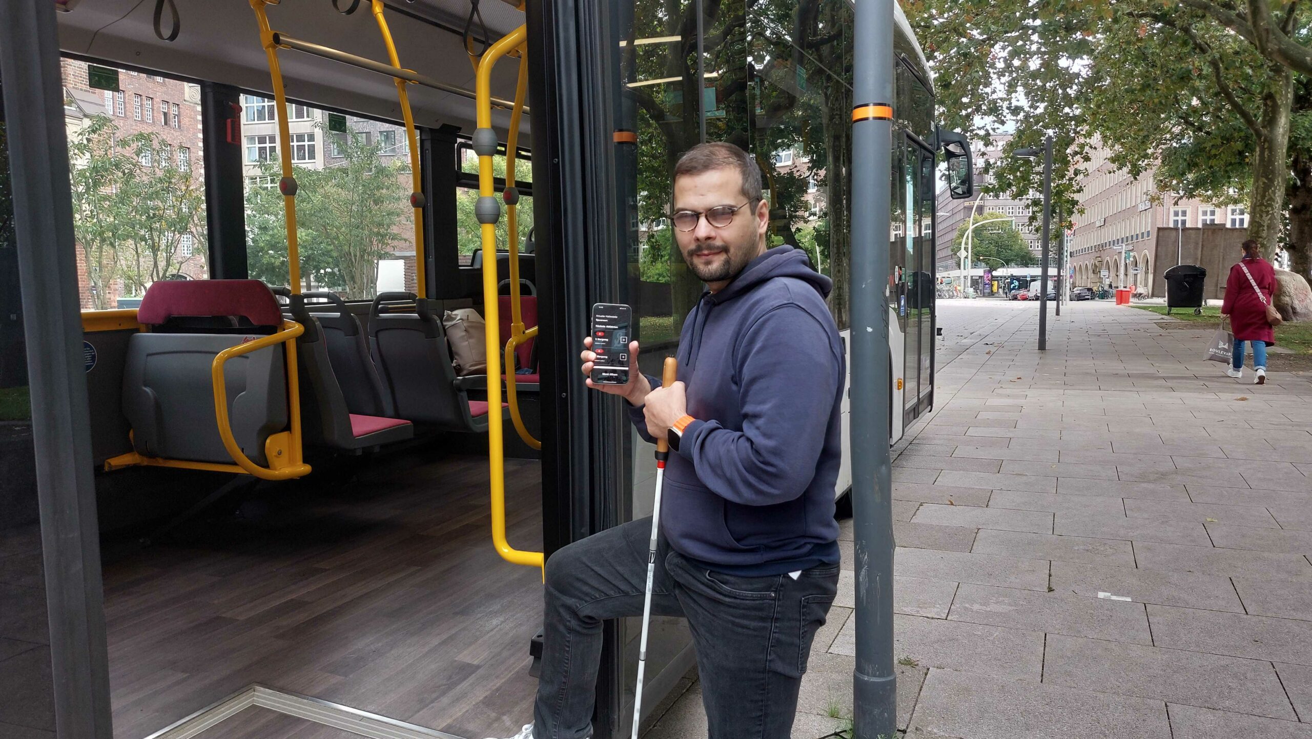 Erdin Ciplak (38) klärt auf Instagram und Tiktok über alltägliche Probleme für sehbeinträchtigte Personen in Bus und Bahn auf.