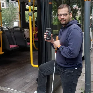 Erdin Ciplak (38) klärt auf Instagram und Tiktok über alltägliche Probleme für sehbeinträchtigte Personen in Bus und Bahn auf.