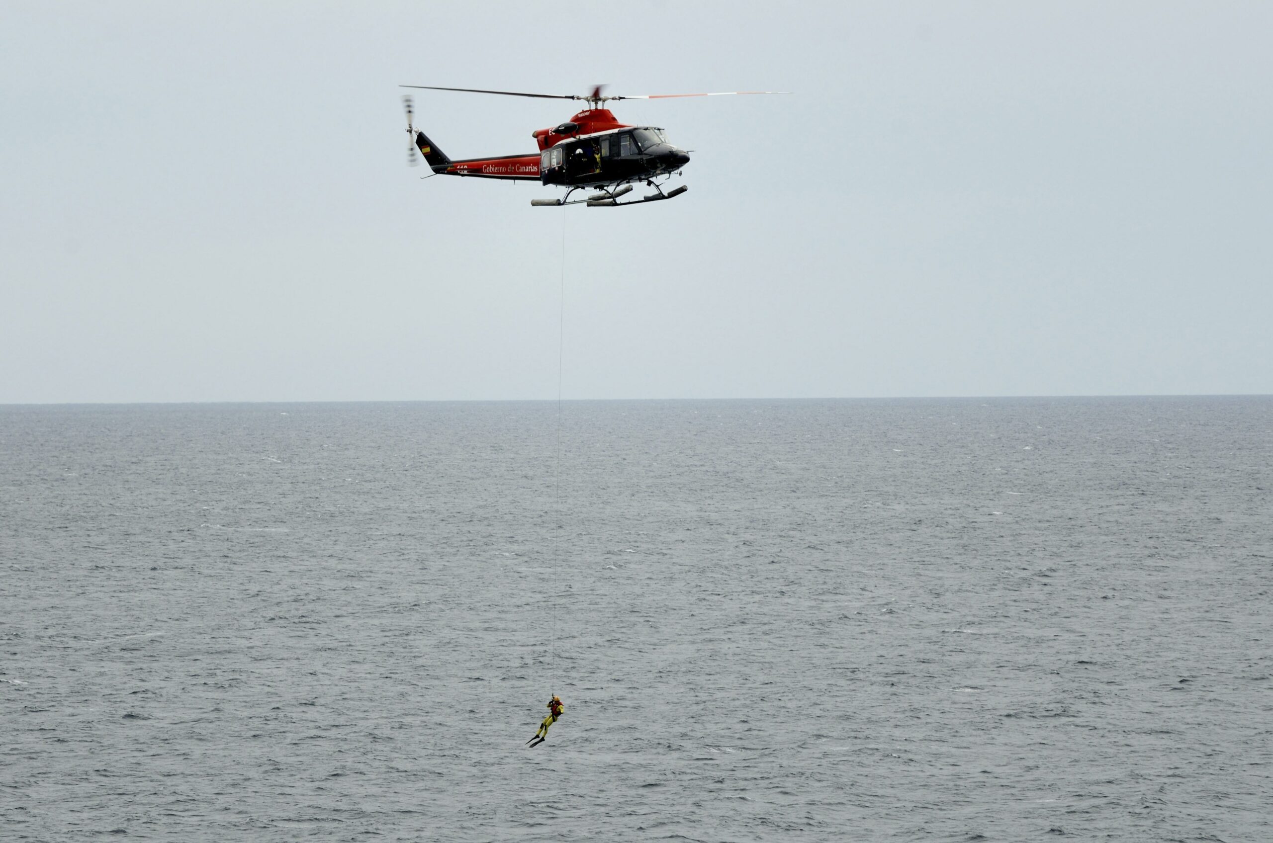 Rettungshubschrauber über dem Atlantik