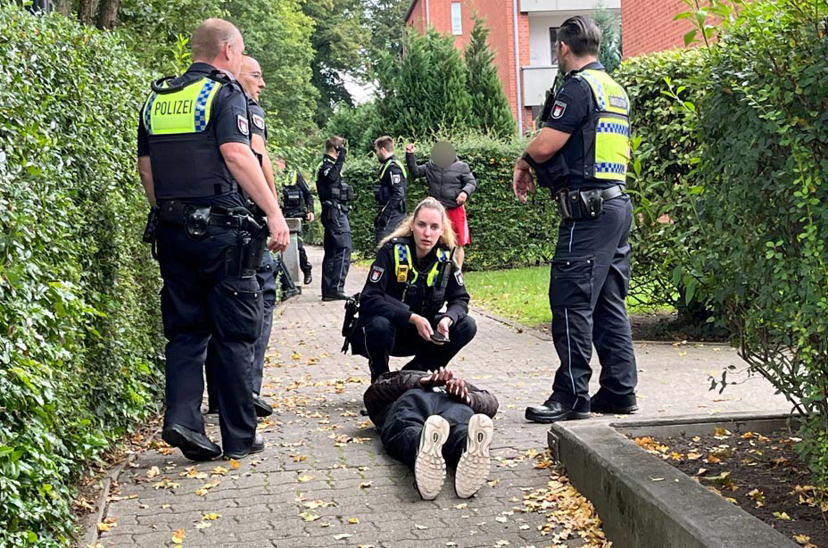 Polizisten haben einen Mann überwältigt.