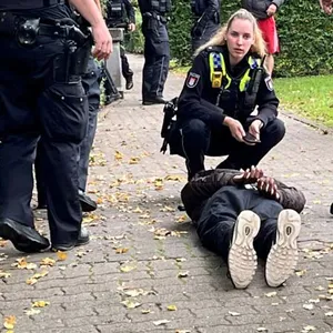 Polizisten haben einen Mann überwältigt.