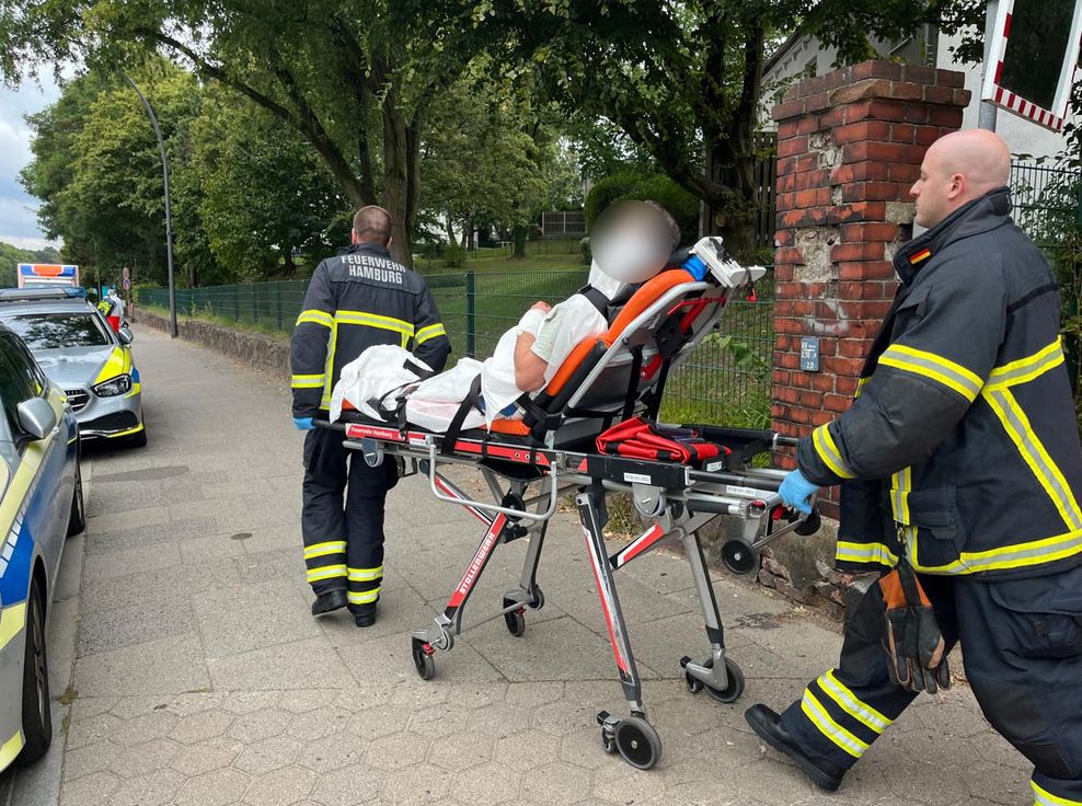 Ein Mann erlitt Schnittverletzungen und kam in eine Klinik.