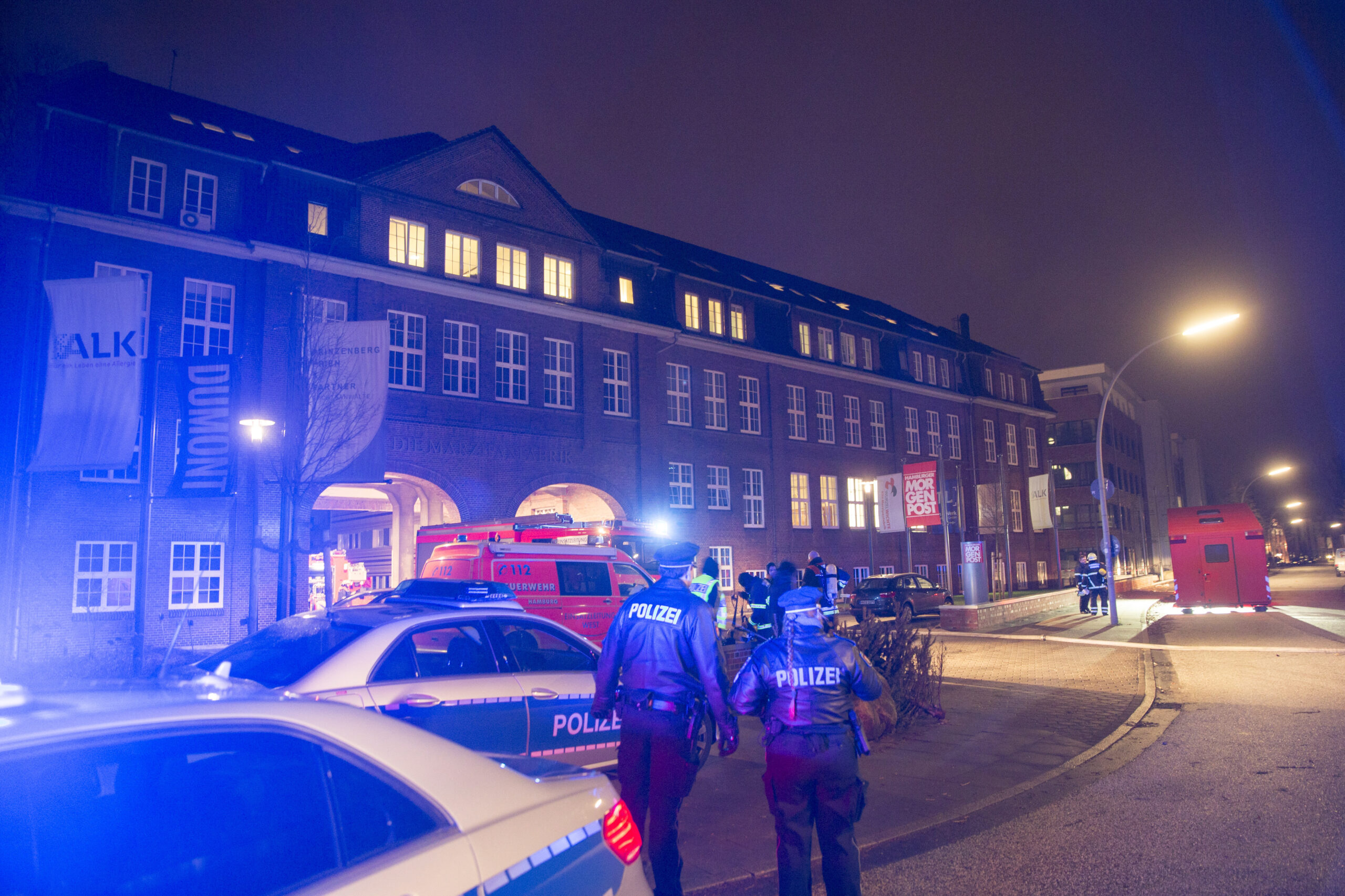 Polizei und Rettungskräfte vor dem damaligen Verlagsgebäude an der Griegstraße.