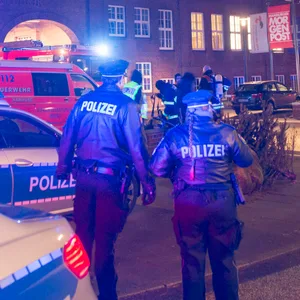 Polizei und Rettungskräfte vor dem damaligen Verlagsgebäude an der Griegstraße.