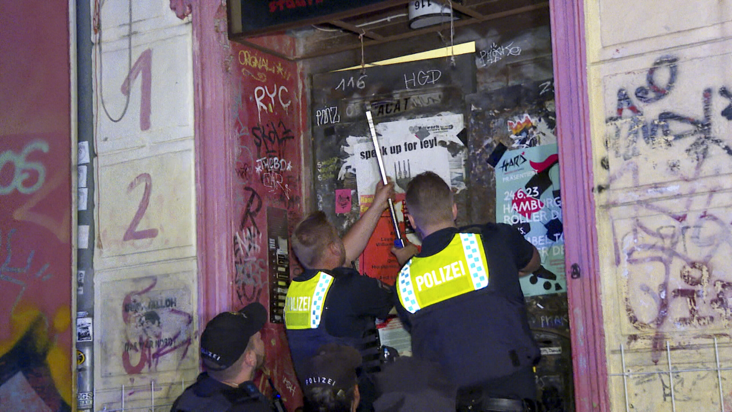 Die Razzia im „Buttclub“ an der Hafenstraße war rechtswidrig, sagt das Amtsgericht (Symbolfoto von einer Razzia in einem Nachbarhaus).