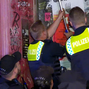Die Razzia im „Buttclub“ an der Hafenstraße war rechtswidrig, sagt das Amtsgericht (Symbolfoto von einer Razzia in einem Nachbarhaus).