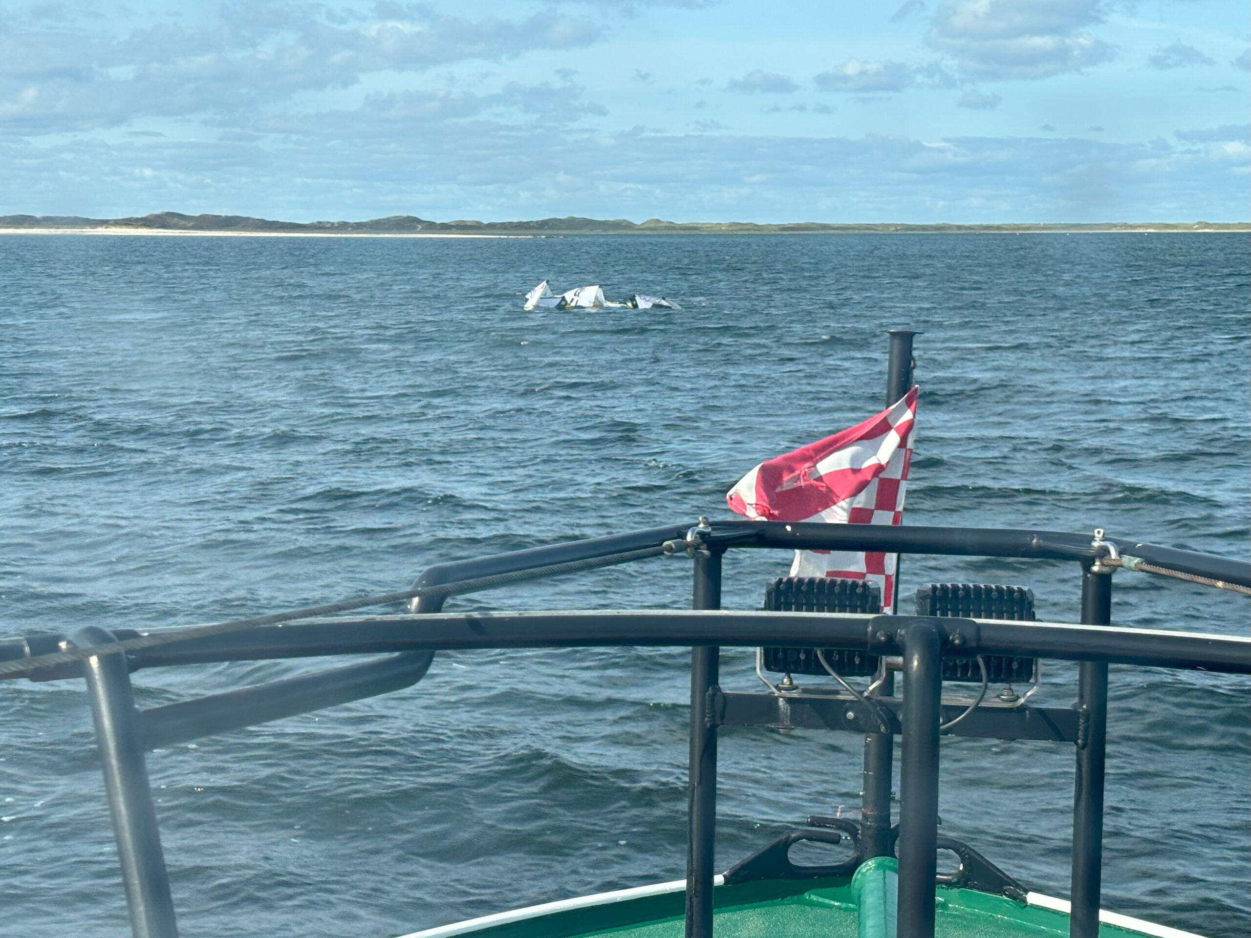 Mit dem Seenotrettungsboot „Horst Heiner Kneten“ retten die Seenotretter den Kitesurfer, der noch bei seinem Kiteschirm im Wasser treibt.