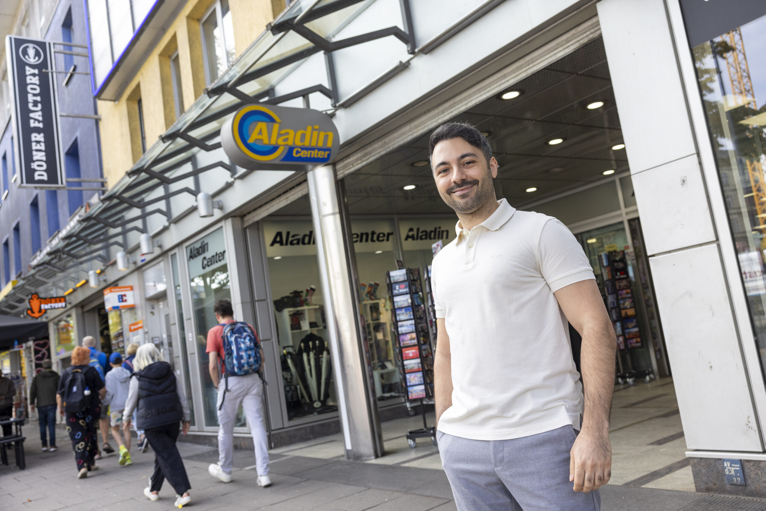 Eigentlich wollte er nie ins Unternehmen mit einsteigen. Heute ist Tayfun Bayanbas (32) Geschäftsführer des „Aladin Centers“ an der Reeperbahn.