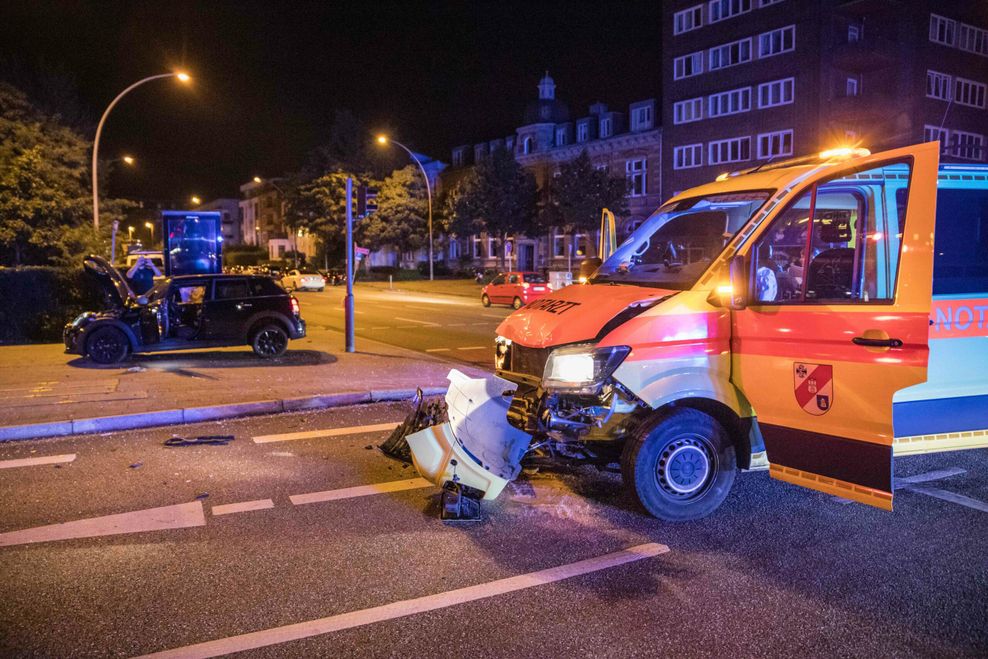 Das Notarzteinsatzfahrzeug wurde durch die Kollision an der Front beschädigt.