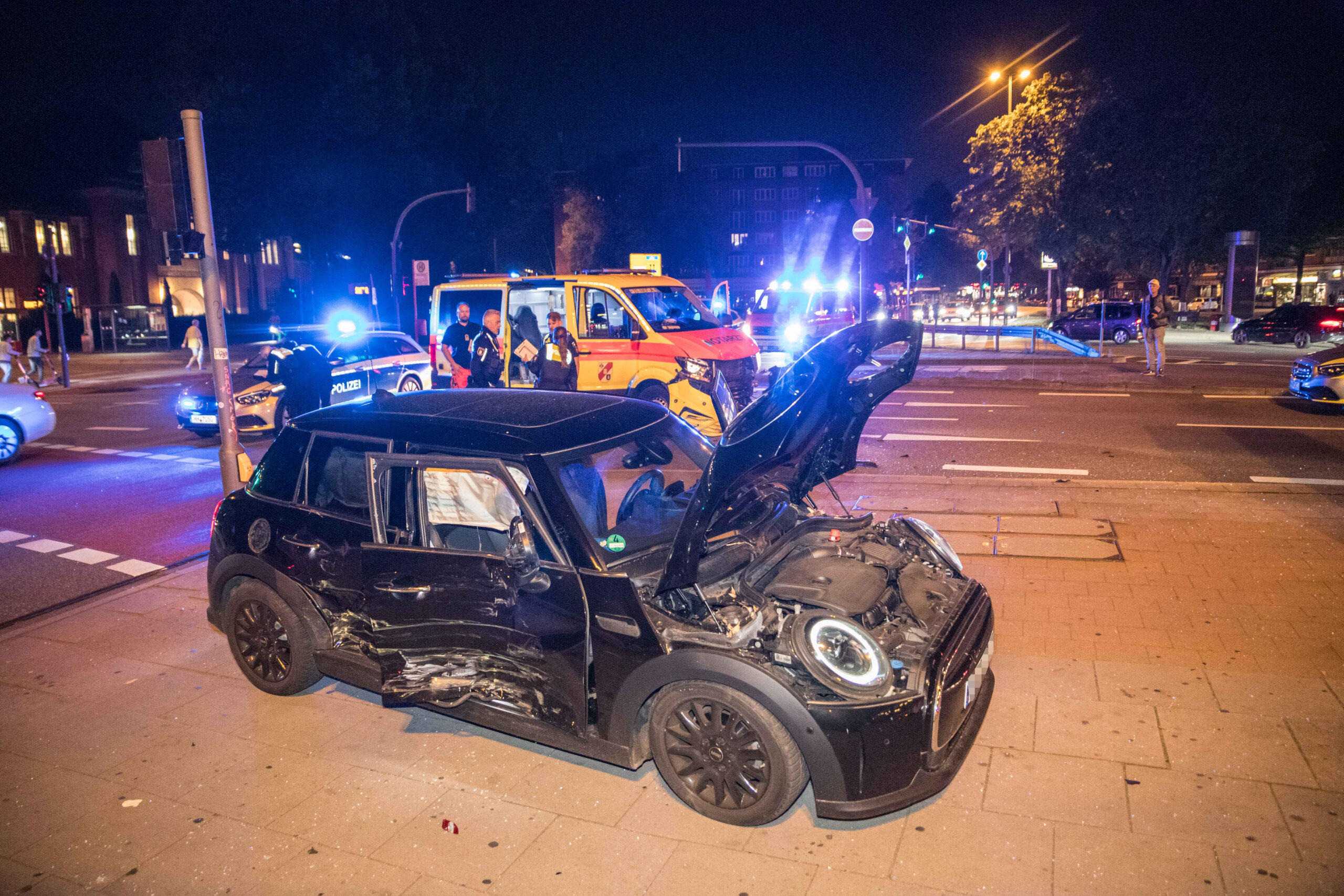 Warum die Fahrerin des Minis das Einsatzfahrzeug übersah, ist noch unbekannt.