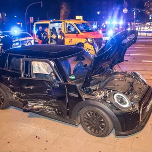 Warum die Fahrerin des Minis das Einsatzfahrzeug übersah, ist noch unbekannt.