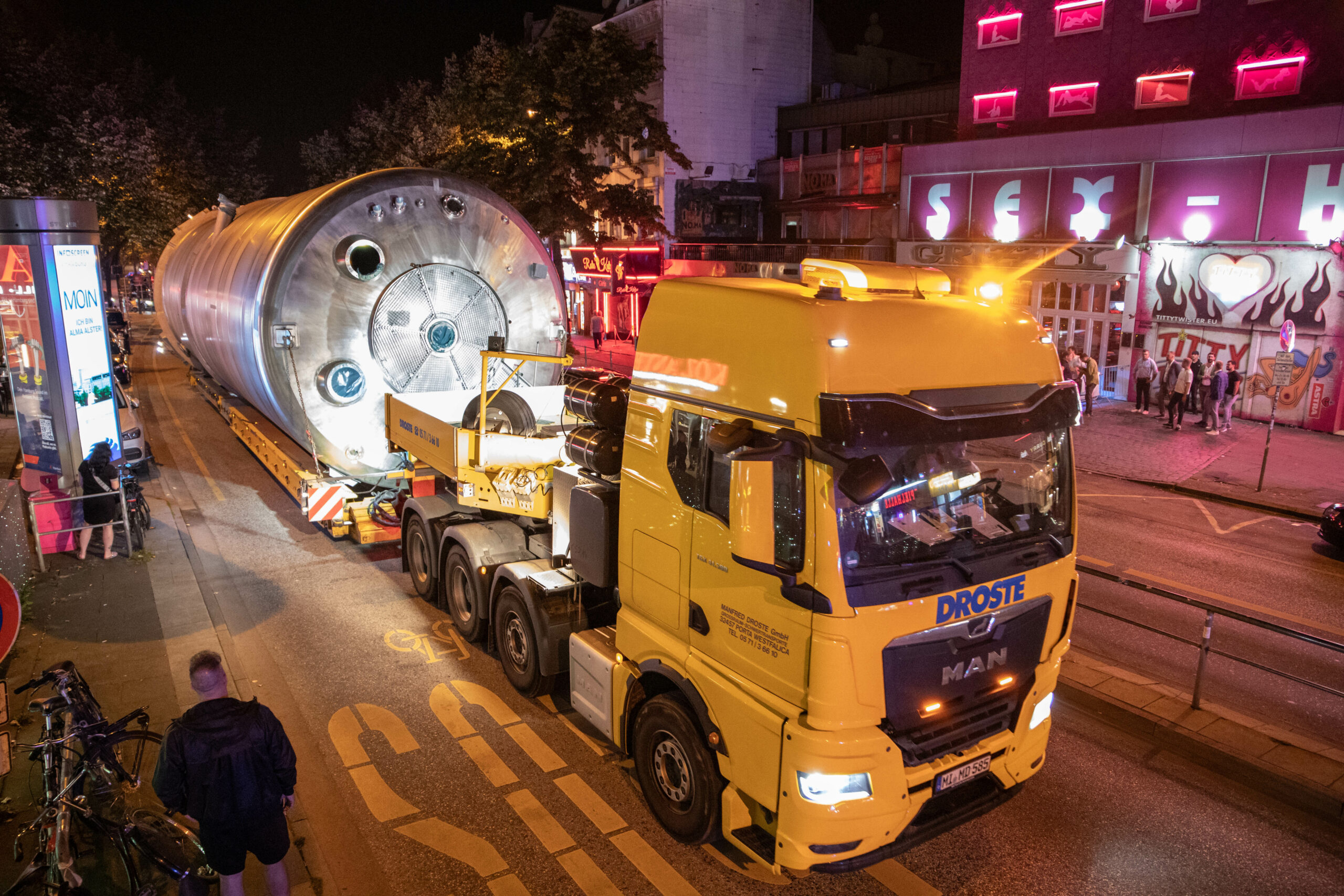 Der Schwertransport der Firma „Ohly“ rollte in der Nacht zum Mittwoch über die Reeperbahn.