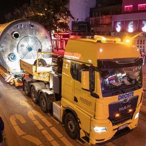 Der Schwertransport der Firma „Ohly“ rollte in der Nacht zum Mittwoch über die Reeperbahn.