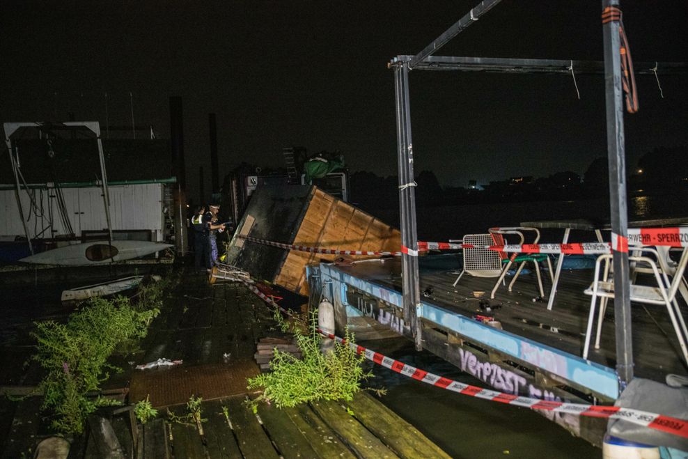 Die Holzhütte soll sich vom Ponton losgerissen haben. Mehrere Menschen wurden verletzt.