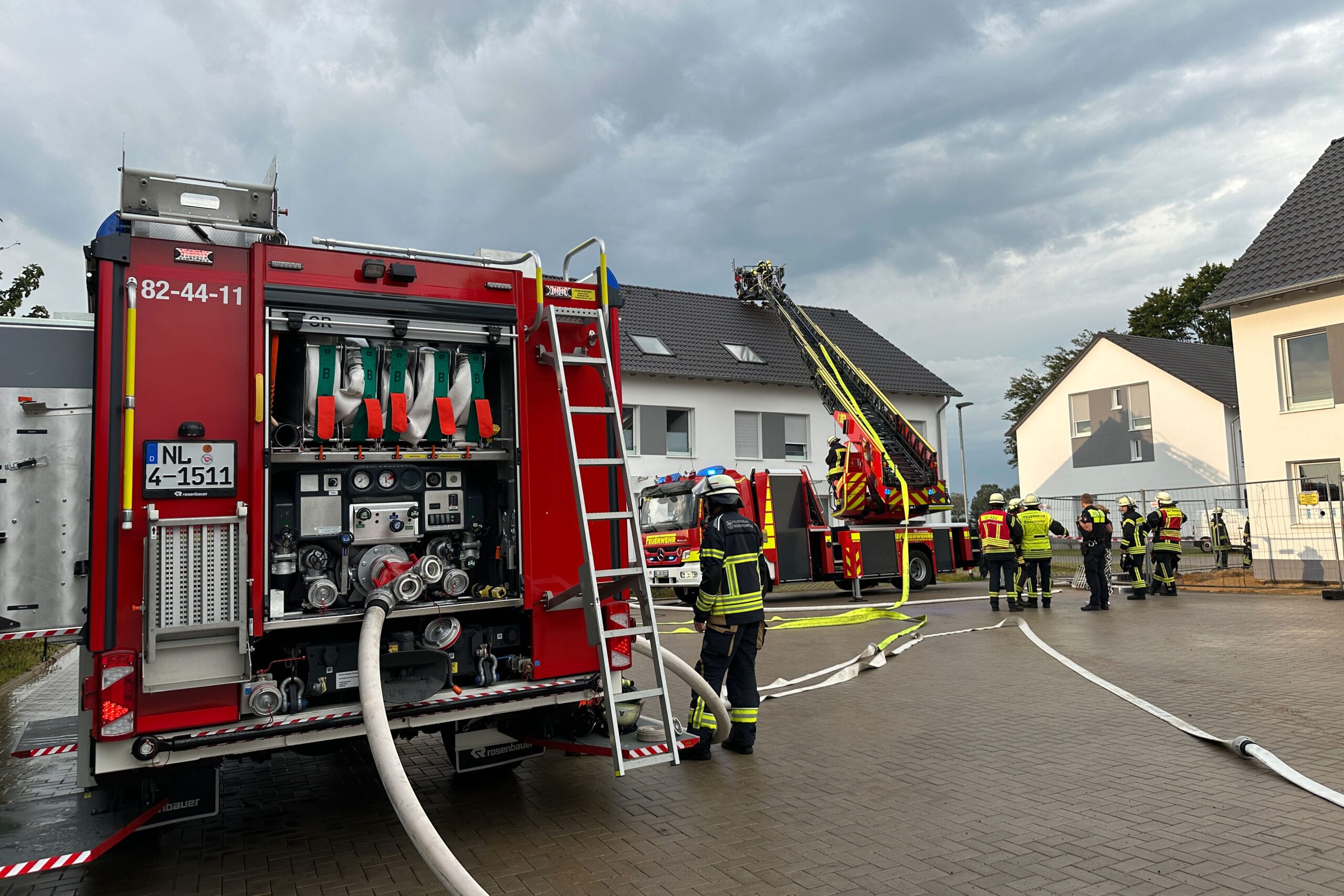 Gewitter über Landkreis Harburg – Blitz setzt Dach von Wohnhaus in Brand