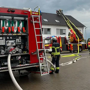 Gewitter über Landkreis Harburg – Blitz setzt Dach von Wohnhaus in Brand