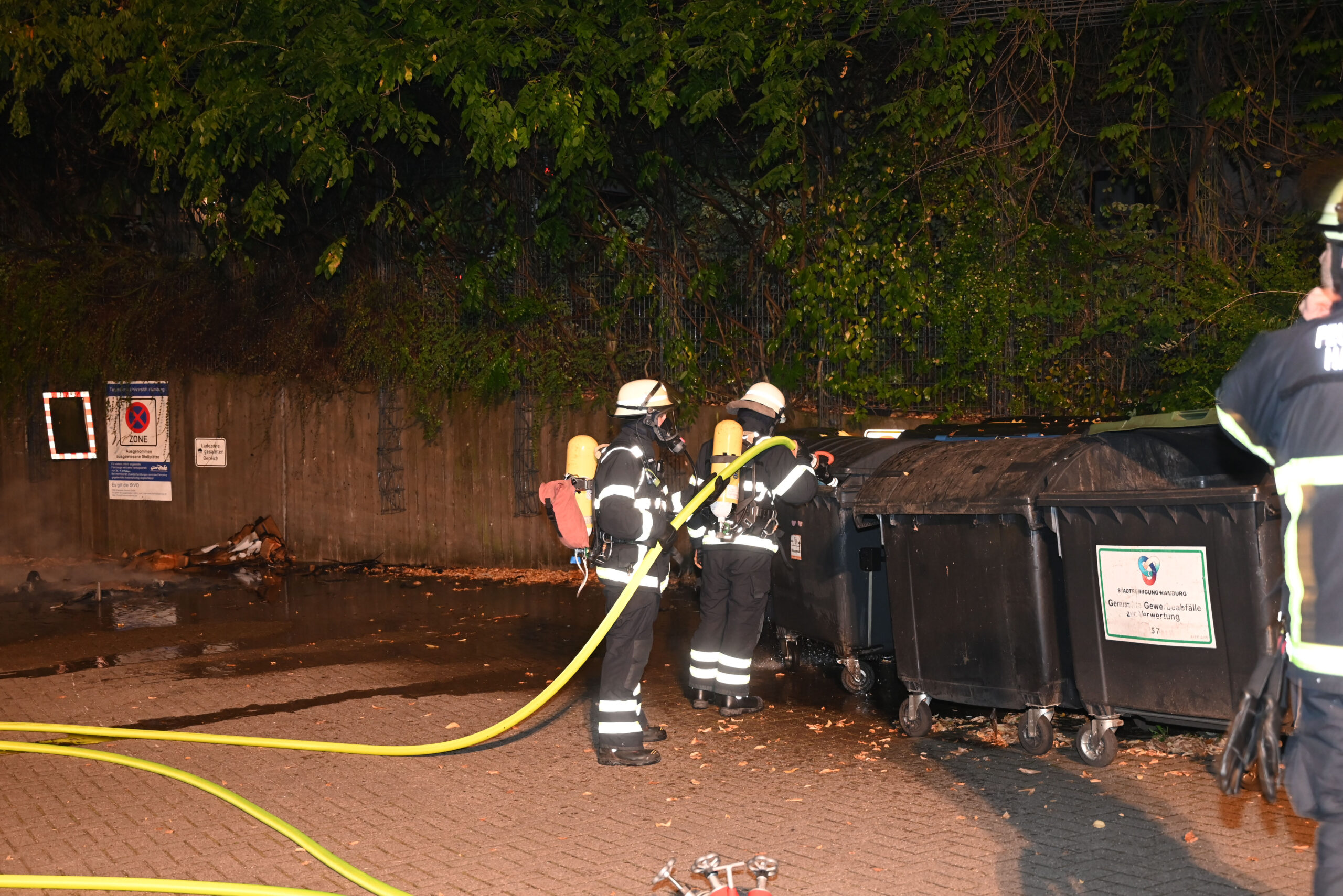 Die Freiwillige Feuerwehr Harburg musste nachts ausrücken, um den brennenden Müll abzulöschen.