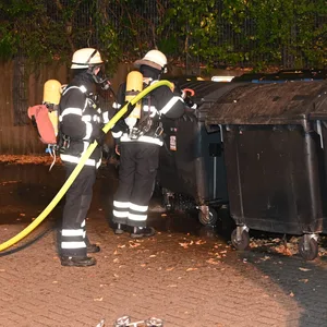 Die Freiwillige Feuerwehr Harburg musste nachts ausrücken, um den brennenden Müll abzulöschen.