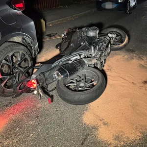 Der Motorradfahrer verstarb am Sonntag im Krankenhaus. Zum Unfall kam es offenbar, weil der Motorradfahrer in den Gegenverkehr geriet.
