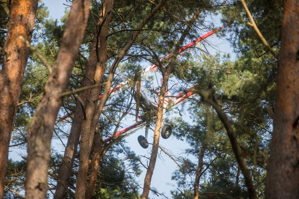 Flugzeug stürzt bei Hamburg im Wald ab – Pilot spricht über mögliche Ursache