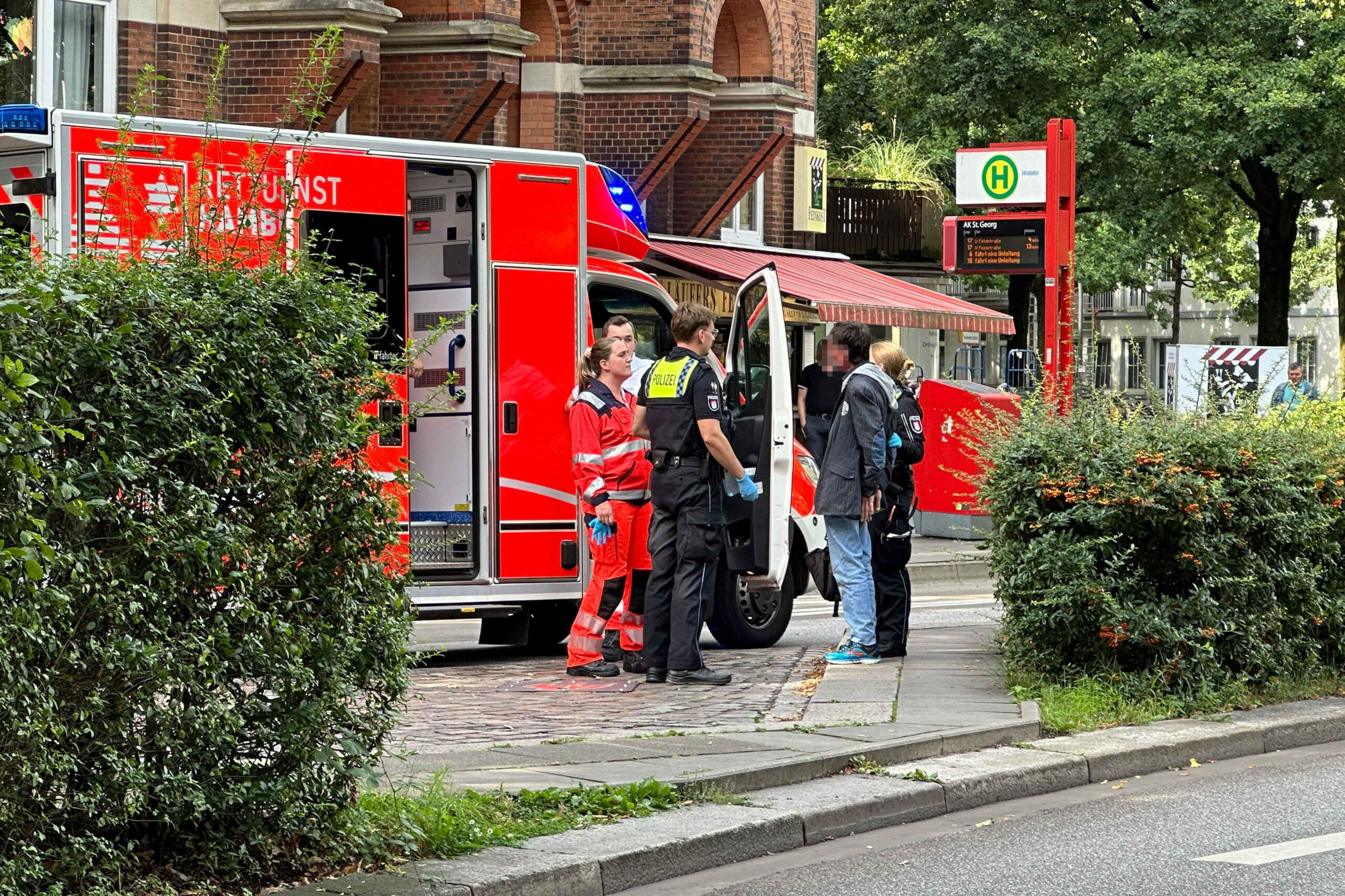 Der Festgenommene wurde vor Ort vom Rettungsdienst behandelt, danach nahm die Polizei ihn mit auf die Wache.