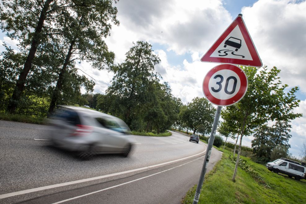 Nun gilt in den Rübker Kurven (Nincoper Deich) Tempo 30.