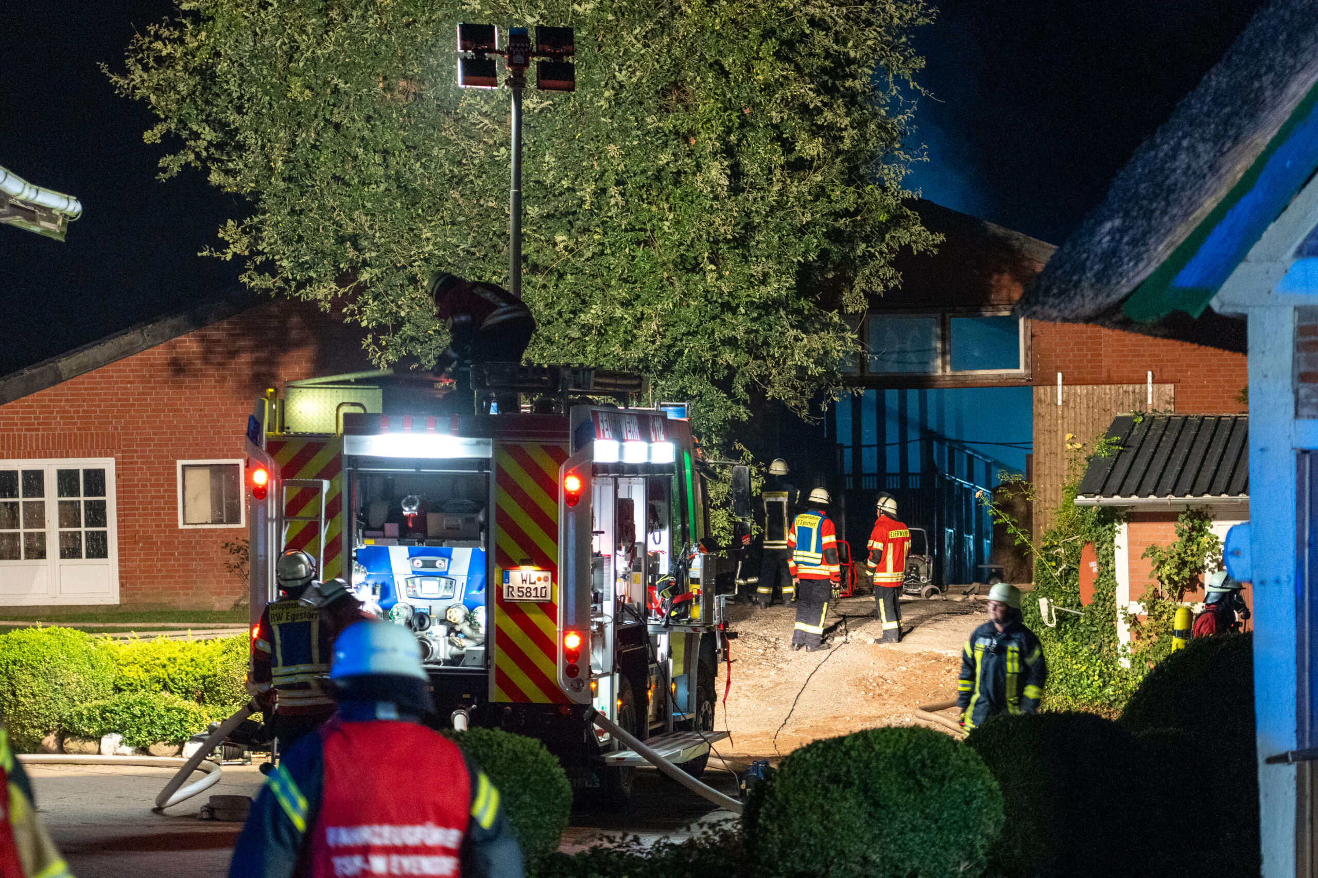 Bei einem Brand in einem Pferdestall in Lübberstedt im Landkreis Harburg starben in der vergangenen Nacht zwei Pferde – zwanzig weitere konnten ins Freie geführt werden. Was die Ursache des Brandes war, wird derzeit ermittelt. Die Feuerwehr war mit einem Großaufgebot vor Ort im Einsatz.