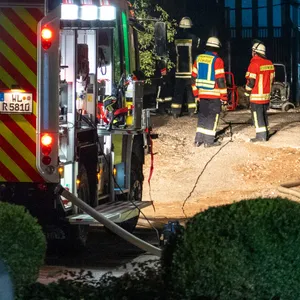 Bei einem Brand in einem Pferdestall in Lübberstedt im Landkreis Harburg starben in der vergangenen Nacht zwei Pferde – zwanzig weitere konnten ins Freie geführt werden. Was die Ursache des Brandes war, wird derzeit ermittelt. Die Feuerwehr war mit einem Großaufgebot vor Ort im Einsatz.