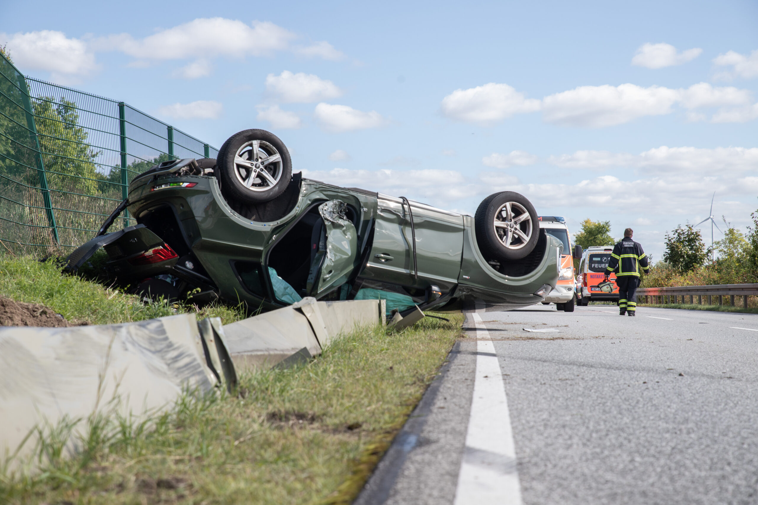 Der Audi Q5 hat sich nach dem Ausweichmanöver überschlagen. Die beiden Insassen konnten sich selber befreien und aus dem Pkw klettern.