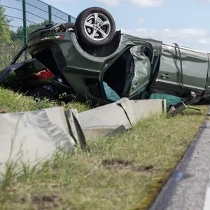 Der Audi Q5 hat sich nach dem Ausweichmanöver überschlagen. Die beiden Insassen konnten sich selber befreien und aus dem Pkw klettern.