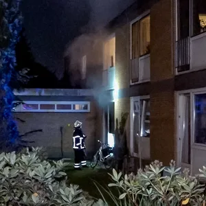 In der Seniorenwohnanlage „Rosenstift“ in Hamburg-Groß Borstel brannte eine Wohnung – offenbar war der Bewohner mit einer brennenden Zigarette eingeschlafen.