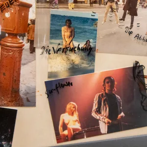 „Die Versuchung“ zeigt den jungen Lindenberg nackt im Wasser.
