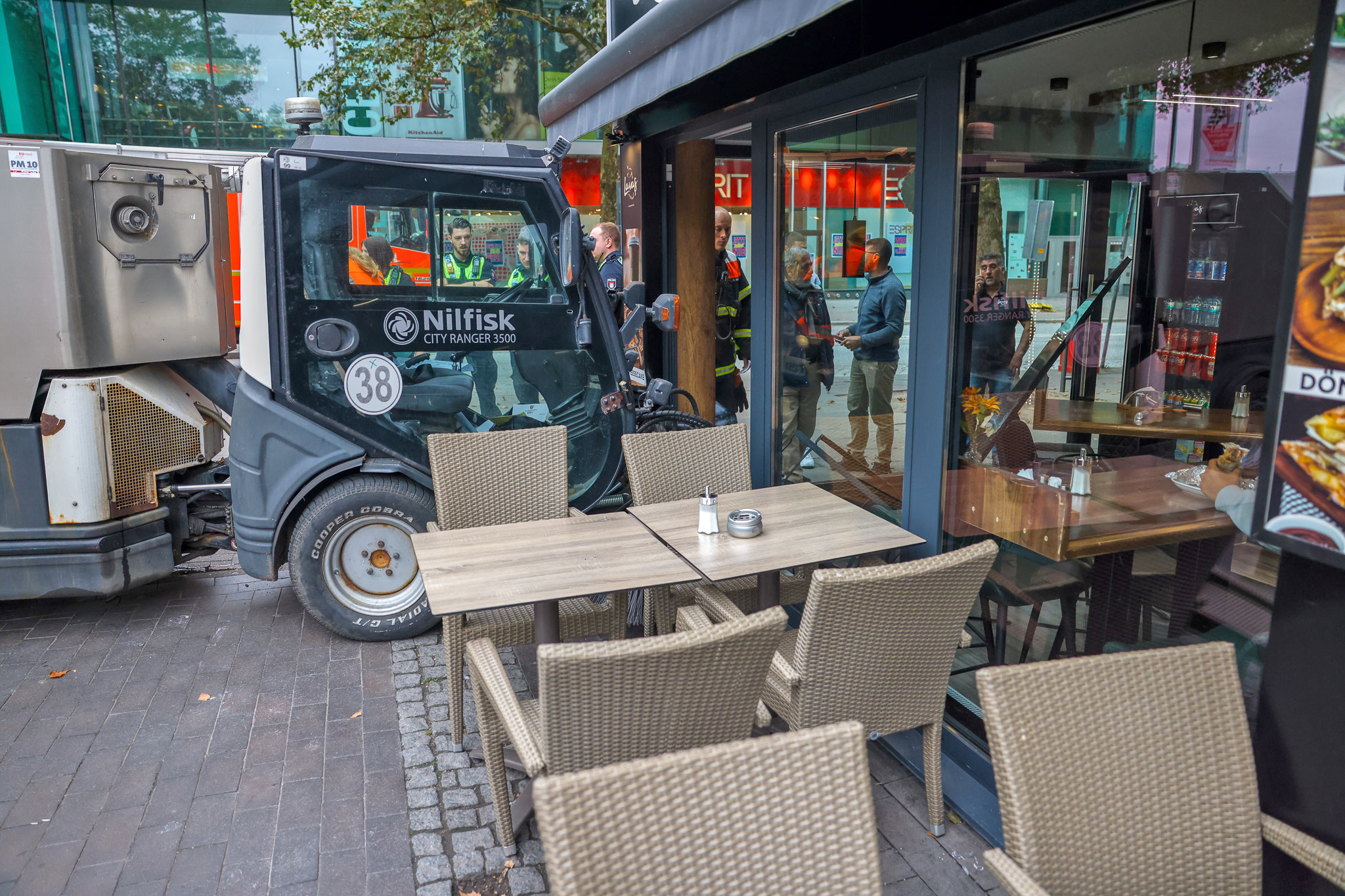 In Harburg: Kehrmaschine macht sich selbstständig und kracht in Döner-Geschäft