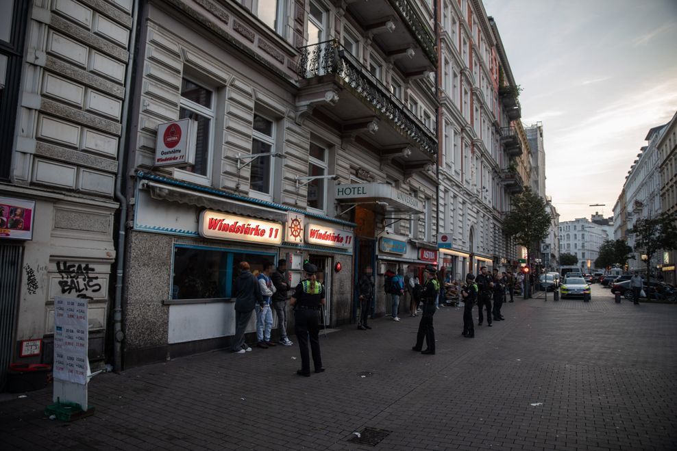 Auch die Personen, die in unmittelbarer Nähe zur Kneipe standen, wurden kontrolliert.