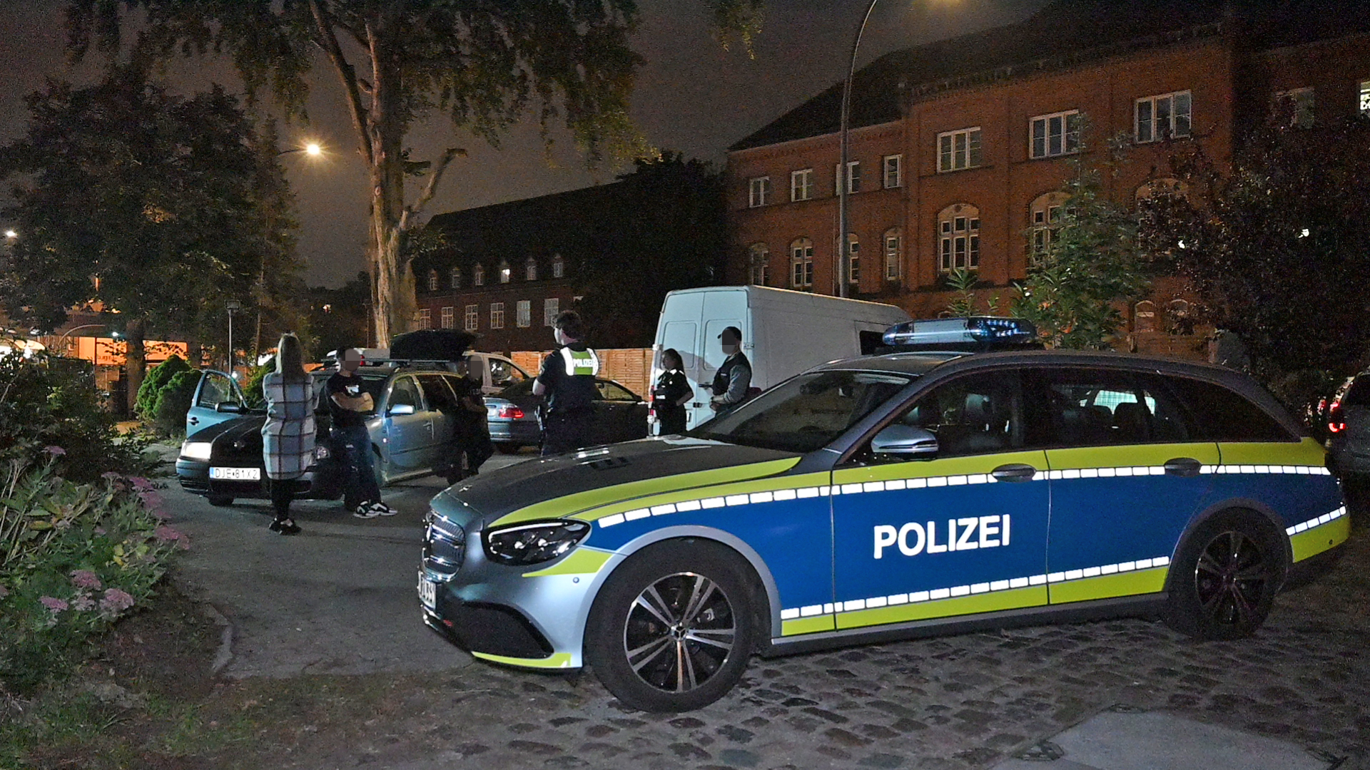 Durch einen Zufallstreffer haben Einsatzkräfte der Polizei am Mittwochabend Diebesgut im Wert von 25.000 Euro sichergestellt. Die gestohlenen Werkzeuge und Felgen stammen offenbar aus einer Einbruchsserie im Landkreis Harburg.