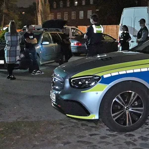 Durch einen Zufallstreffer haben Einsatzkräfte der Polizei am Mittwochabend Diebesgut im Wert von 25.000 Euro sichergestellt. Die gestohlenen Werkzeuge und Felgen stammen offenbar aus einer Einbruchsserie im Landkreis Harburg.