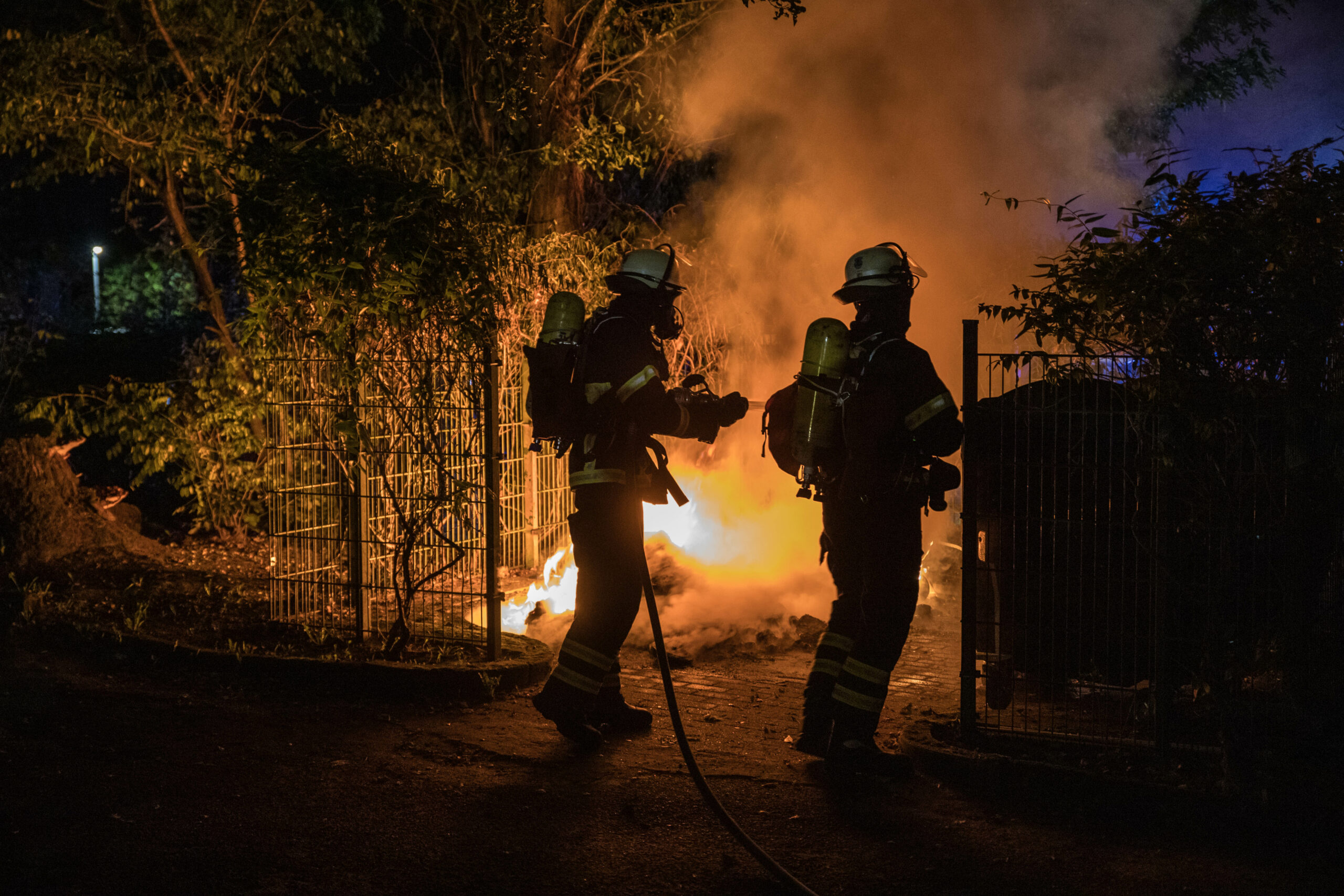 An der Lühmannstraße in Eißendorf standen in der Nacht auch Mültonnen in Flammen.