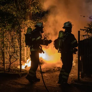 An der Lühmannstraße in Eißendorf standen in der Nacht auch Mültonnen in Flammen.