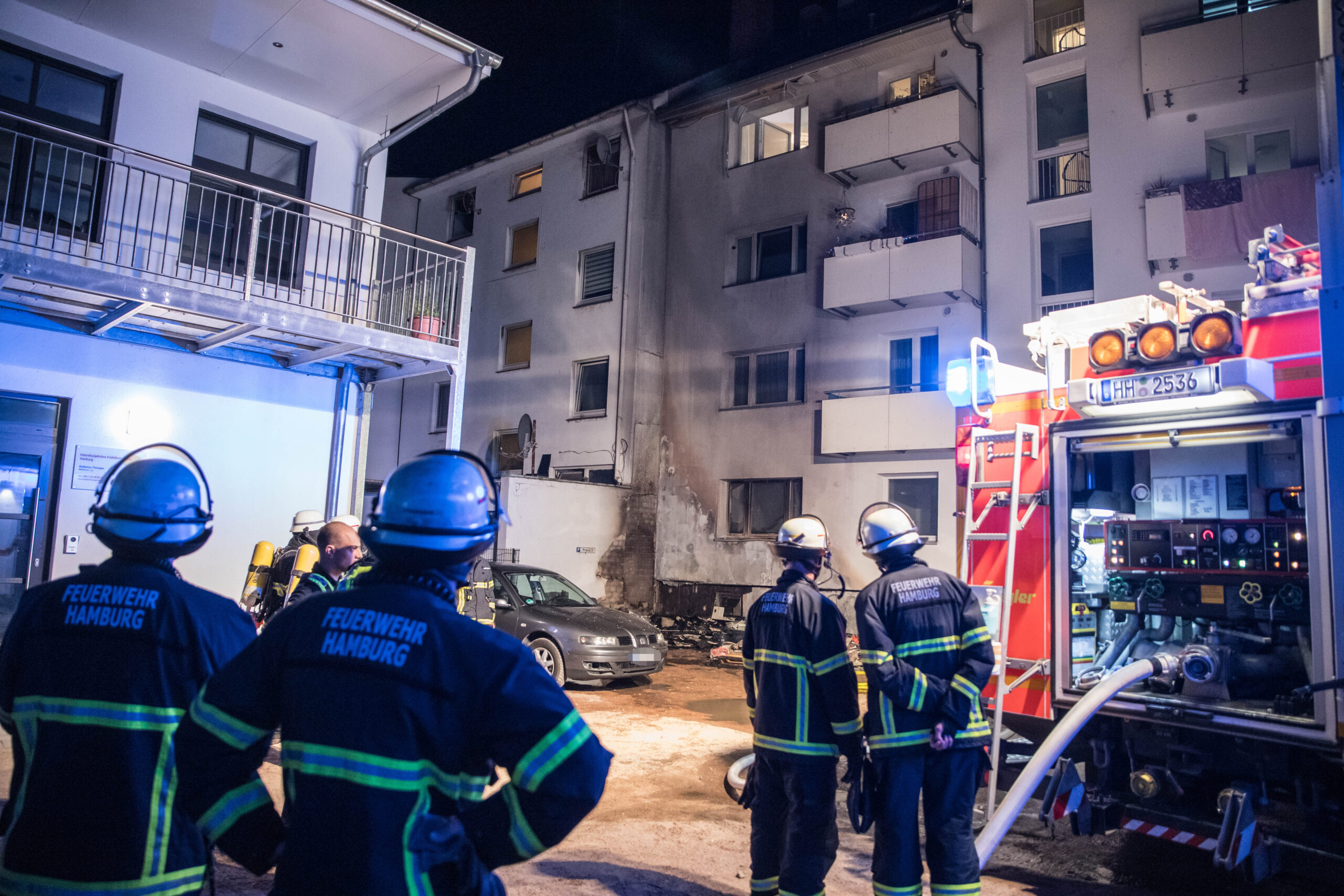 Durch eine wichtige Information wussten die Einsatzkräfte, dass man über eine Seitenstraße direkt zum Brandherd fahren konnte.