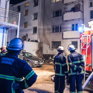 Durch eine wichtige Information wussten die Einsatzkräfte, dass man über eine Seitenstraße direkt zum Brandherd fahren konnte.