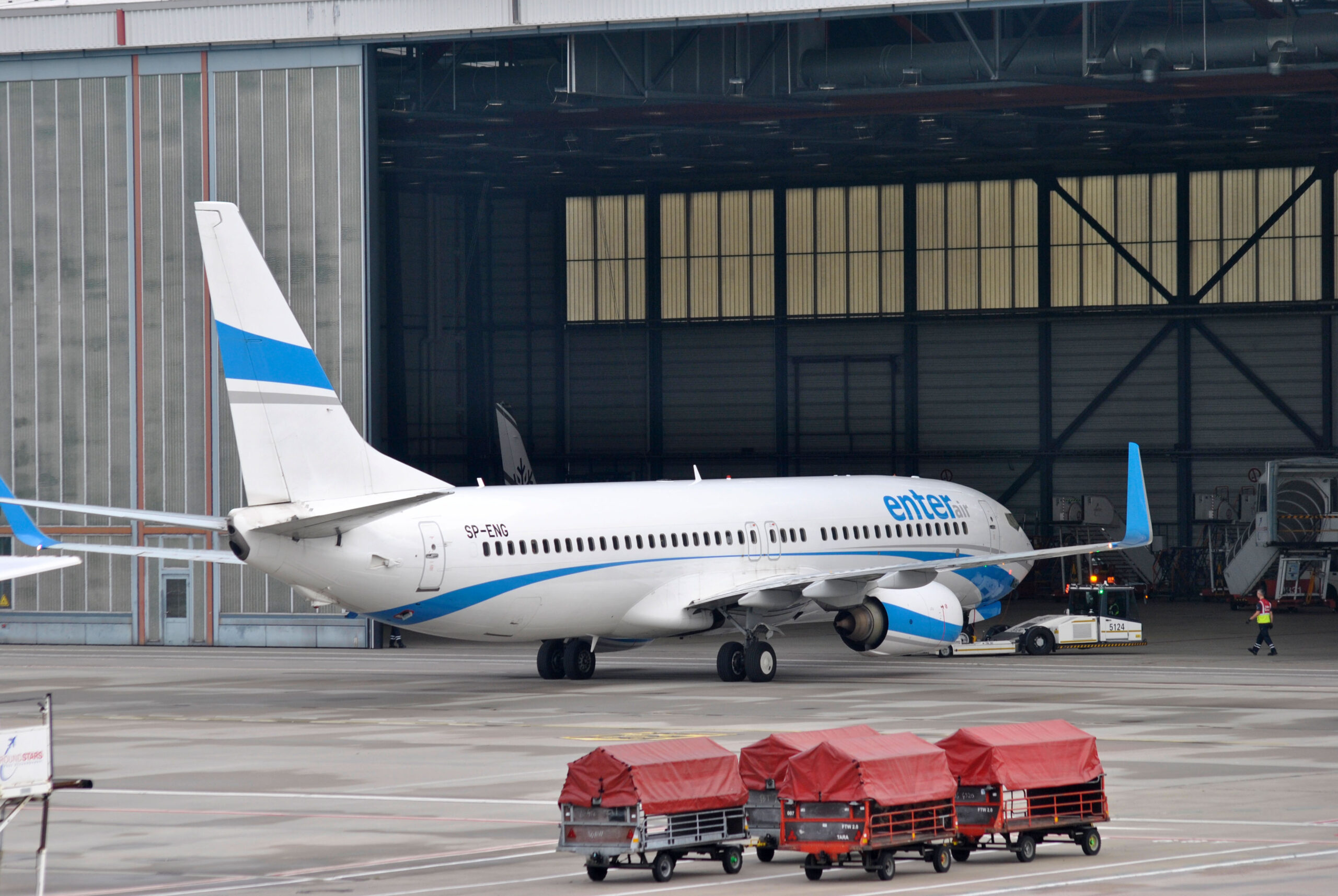 Ein Flugzeug der „Enter Air“ steht am Hamburger Flughafen.