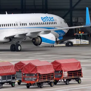 Ein Flugzeug der „Enter Air“ steht am Hamburger Flughafen.
