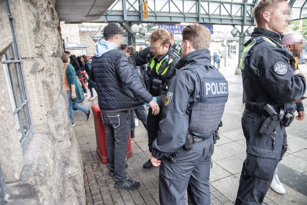 Der Mann hat am Hauptbahnhof ein Bier getrunken. Alkohol ist allerdings im Bahnhof und im Umfeld verboten.