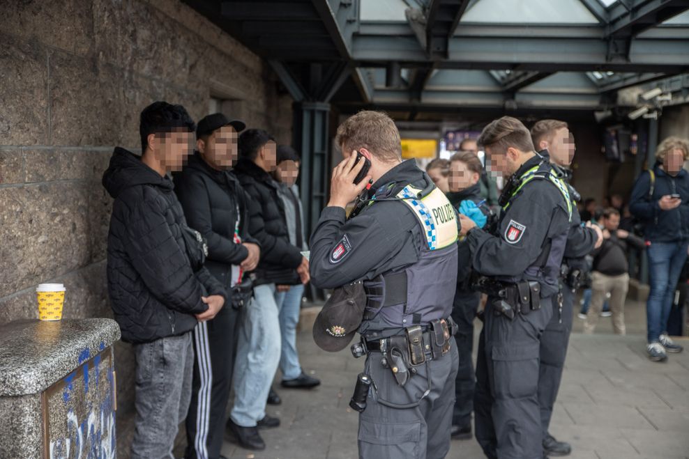 Diese vier Personen verhielten sich gegenüber den Beamten auffällig. Bei der anschließenden Kontrolle konnte allerdings nichts festgestellt werden. Nach wenigen Minuten konnten die Männer gehen.