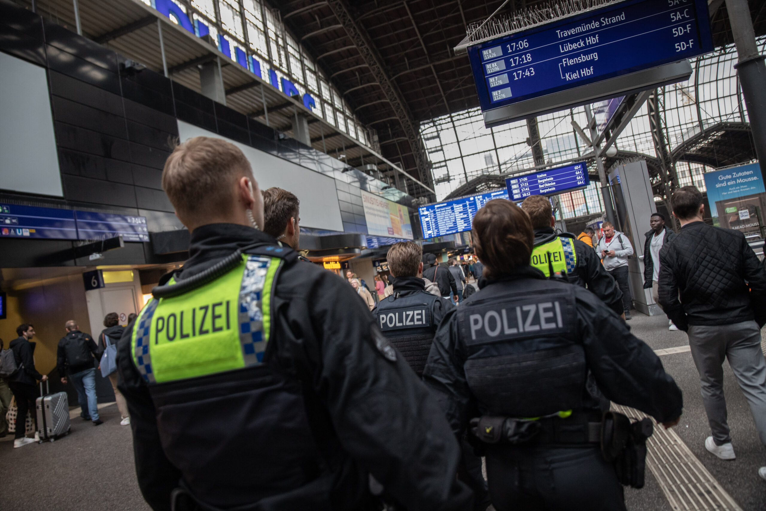 Die Einsatzkräfte der Bundes- und Landespolizei streiften in Gruppen immer wieder durch den Hauptbahnhof.