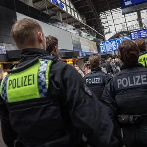 Die Einsatzkräfte der Bundes- und Landespolizei streiften in Gruppen immer wieder durch den Hauptbahnhof.