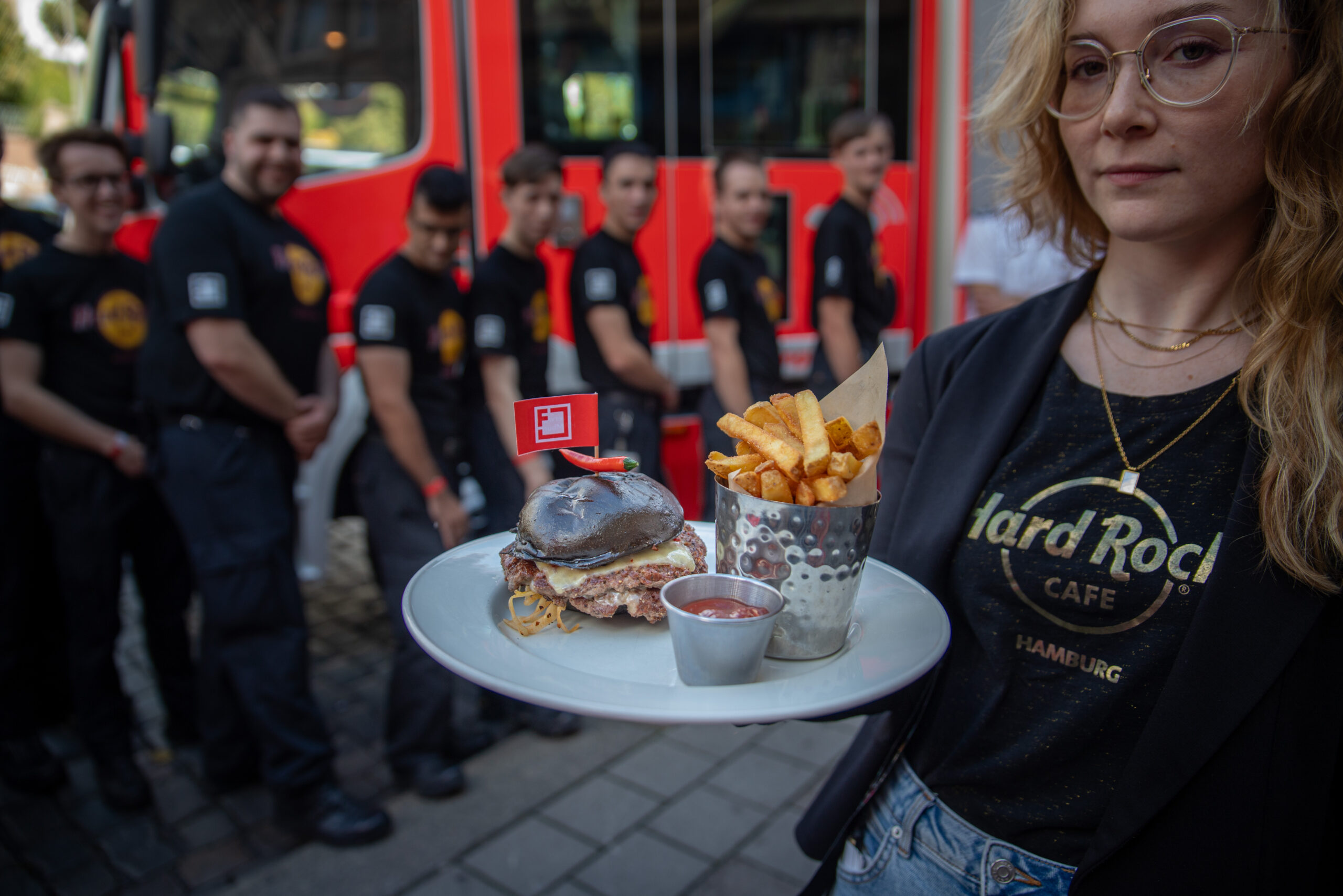 Das Hard Rock Café in Hamburg spendet pro verkauften Burger 1 € an die DLRG. Pro verkauften Charity-Pin wird 10 % gespendet.